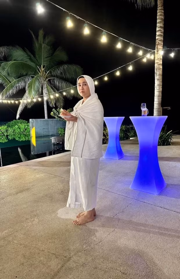 Lê Dương Bảo Lâm và Huỳnh Lập chịu khó hóa trang trong tiệc tối. Hình ảnh quấn khăn trùm kín người sau khi ngã xuống bể bơi của Huỳnh Lập cũng được chia sẻ nhiều không kém Hòa Minzy.