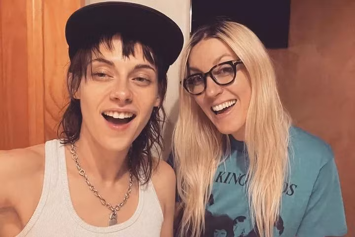 Hôn thê của Kristen Stewart viết bài đăng ngọt ngào gửi đến diễn viên phim Chạng vạng ngày 14/2: "Trong cuộc đời này, dù trải qua những khoảnh khắc tuyệt vời cũng không bằng ở cùng bạn dịp Valentine".