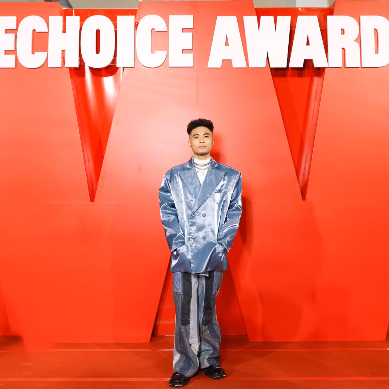 Rapper Phúc Du phối vest chất liệu da bóng cùng jeans. Chủ nhân bản hit Yêu anh đi mẹ anh bán bánh mì là một trong những nghệ sĩ mặc cá tính nhất thảm đỏ.