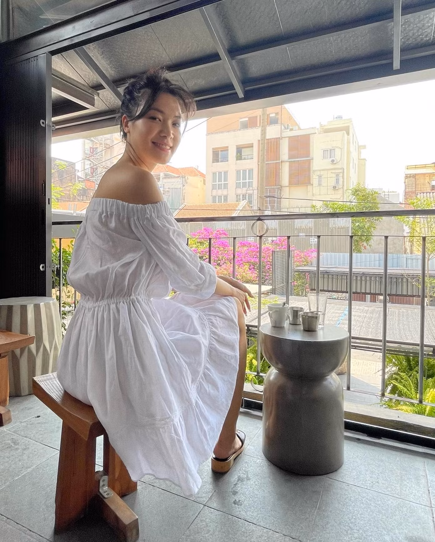 Nhẹ nhàng và trong trẻo là nguyên tắc trang điểm, phối đồ của Hoa hậu Thùy Dung.