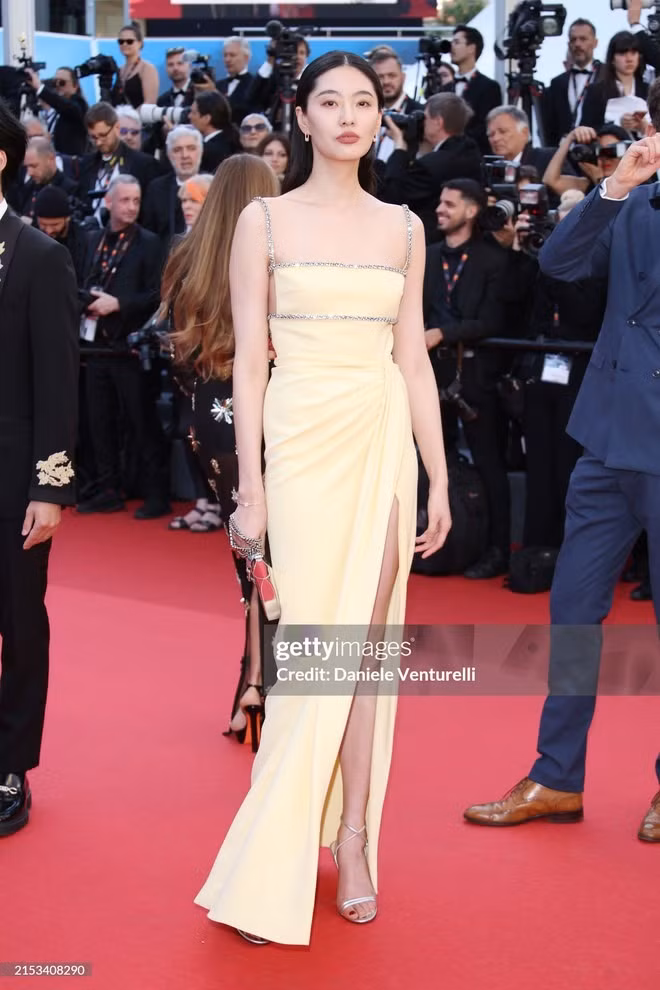 Thảm đỏ LHP Cannes ngày thứ tư vắng những ngôi sao làm lố. Trong ảnh là người mẫu nổi tiếng của Trung Quốc Bonnie Chen. Cô mặc đơn giản, tiết chế so với loạt người đẹp gốc Hoa dự liên hoan phim năm nay.
