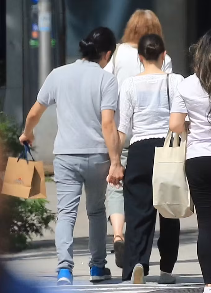 Trên mạng xã hội, nhiều người bình luận công chúa Mako cưới đúng người. Anh nắm tay vợ trên phố.