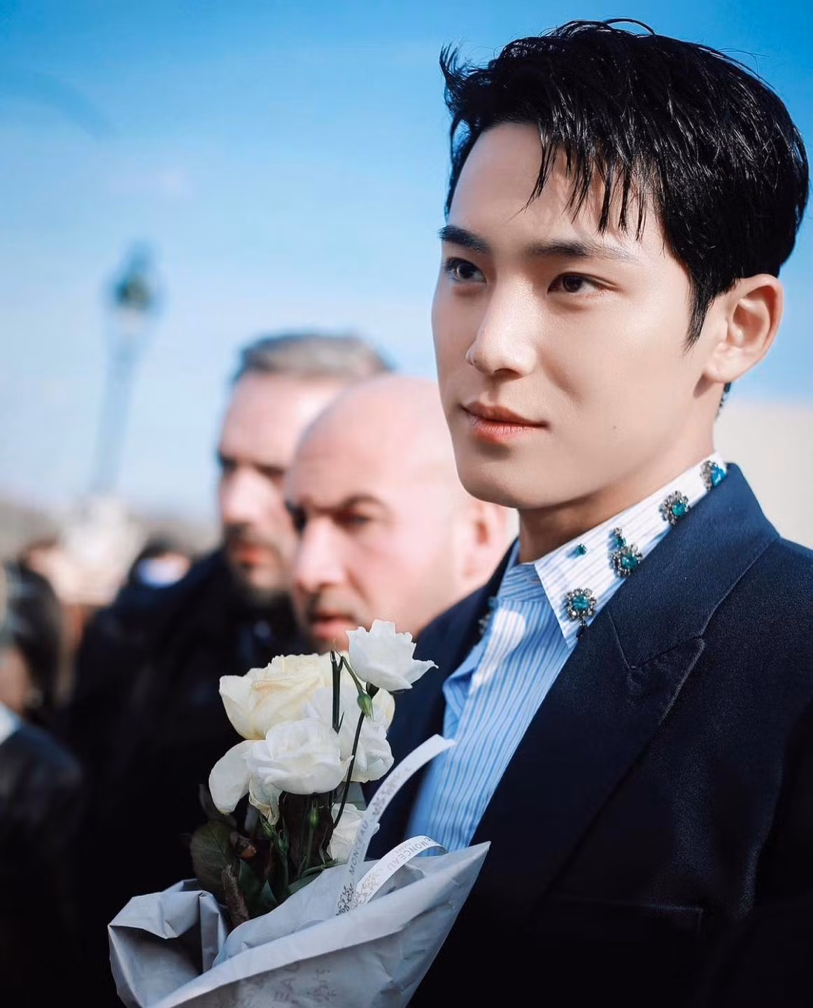 Khoảnh khắc cầm hoa giúp Mingyu được cả thế giới nhận làm chồng.