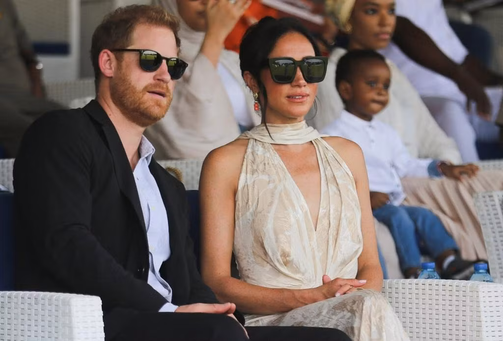 Trang phục của Meghan Markle khi đến Nigeria.