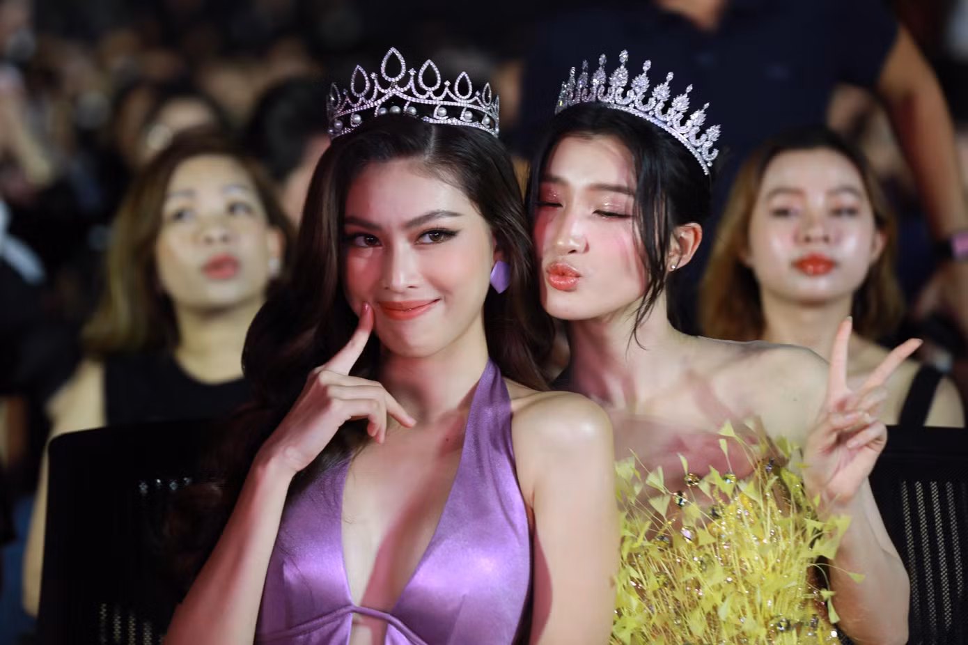 Khoảnh khắc đáng yêu của hai nàng hậu Gen Z dưới ống kính phóng viên.