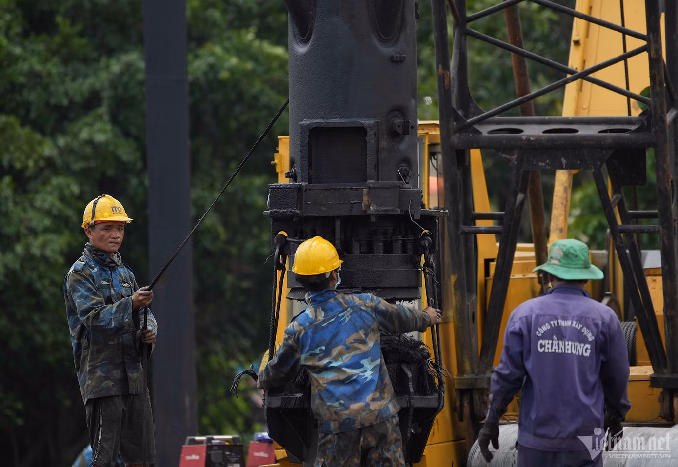 Trên công trường dự án, liên danh các nhà thầu đã tập kết thiết bị, nhân lực, tổ chức thi công đồng loạt nhiều hạng mục như đóng cọc SW bờ kè, đổ bê tông dầm mũ, đóng cọc móng cống cấp II, thi công cống cấp II, sản xuất vật chất bê tông đúc sẵn (hào kỹ thuật, hố ga, nắp đan, cống tròn, cống hộp), thi công khoan cọc xi măng, gia cố nền…