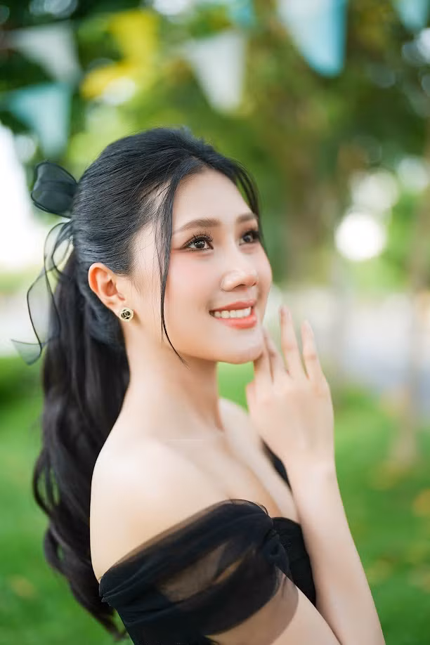 Bùi Thùy Nhiên (sinh năm 2002) đang là một trong 25 thí sinh vào chung kết Hoa hậu Việt Nam 2024. Trước khi tham gia Hoa hậu Việt Nam, Thùy Nhiên có thành tích Á khôi 1 Hoa khôi Nam bộ 2022.