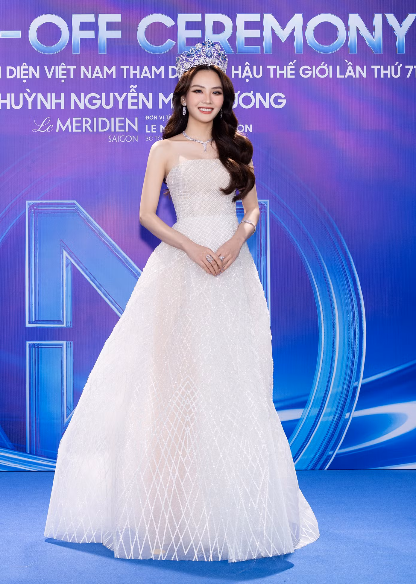 Ngày 3/2, lễ trao sash cho Hoa hậu Mai Phương đại diện Việt Nam tại Miss World lần thứ 71 tổ chức tại TPHCM. Tại thảm đỏ, Mai Phương đội vương miện Hoa hậu Thế giới VIệt Nam, mặc đầm cúp ngực thanh lịch, đính sequins lấp lánh.