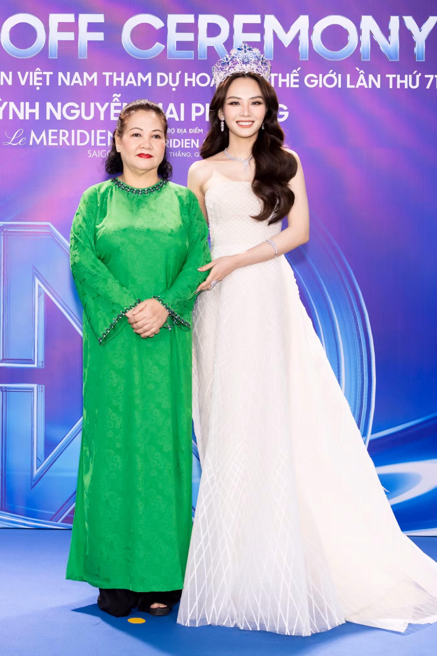 Tại thảm đỏ, mẹ của Mai Phương chia sẻ bà hạnh phúc khi xuất hiện trong buổi lễ trao sash cho con gái dự thi Miss World lần thứ 71. "Tôi xúc động khi thấy con gái trải qua hành trình dài để đến đấu trường quốc tế. Cảm ơn ê-kíp và đặc biệt là con gái luôn làm mọi thứ vì đam mê", bà nói.