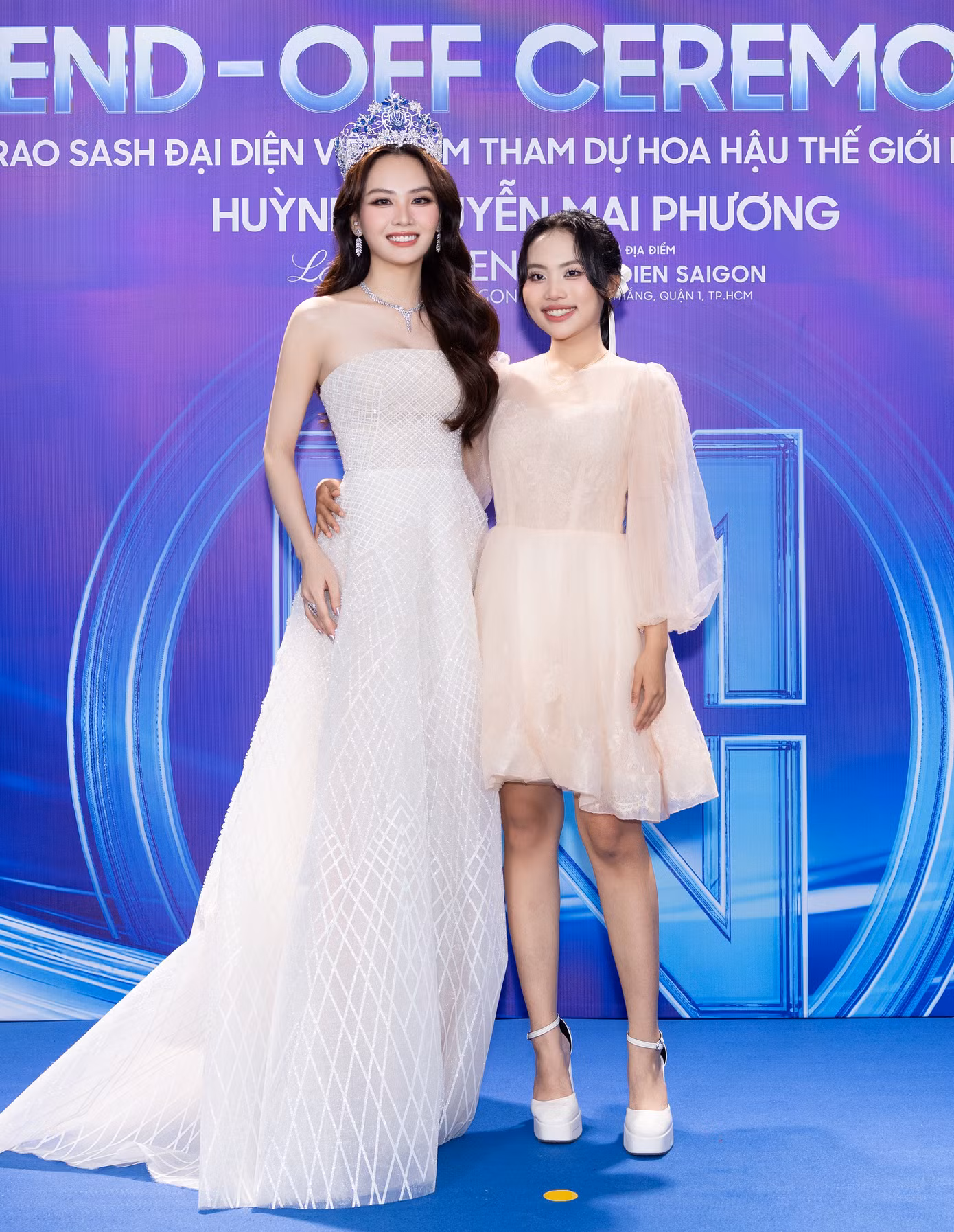 Ca sĩ Phương Mỹ Chi đến ủng hộ Mai Phương tại buổi trao sash chiều 3/2. Nữ ca sĩ là người bạn thân thiết đồng hành cùng người đẹp sinh năm 1999 sau đăng quang cuộc thi hoa hậu.