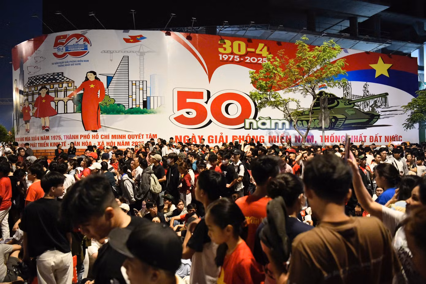 Người dân đổ về khu vực trung tâm, nơi đặt nhiều banner cổ động mừng đại lễ kỷ niệm 50 năm Ngày Giải phóng miền nam, thống nhất đất nước.