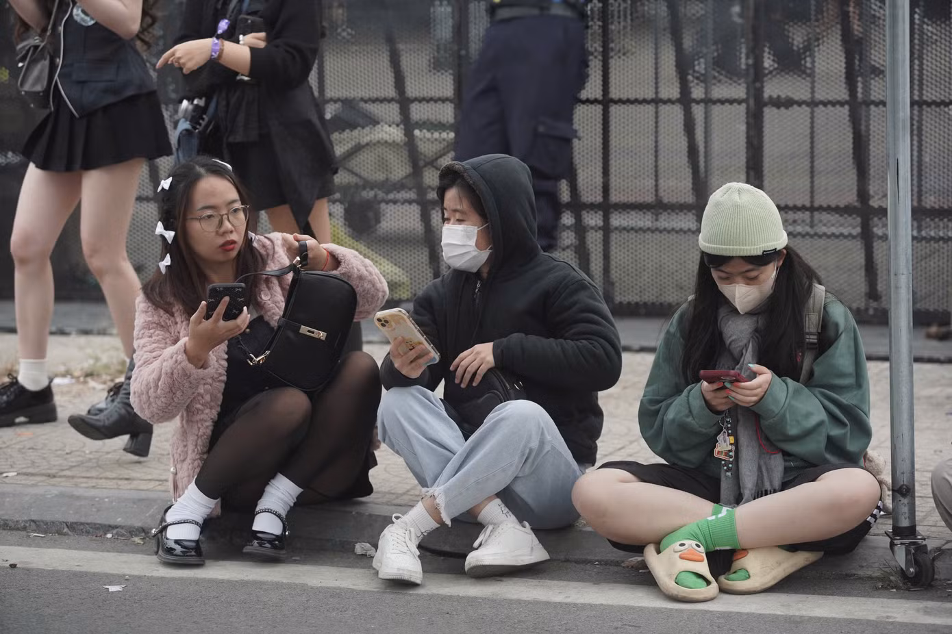 Tình trạng khán giả ngồi la liệt phổ biến ở các buổi concert, trước đó là concert của BlackPink ở sân Mỹ Đình, các đêm nhạc Anh trai say hi và Anh trai vượt ngàn chông gai tại TPHCM.