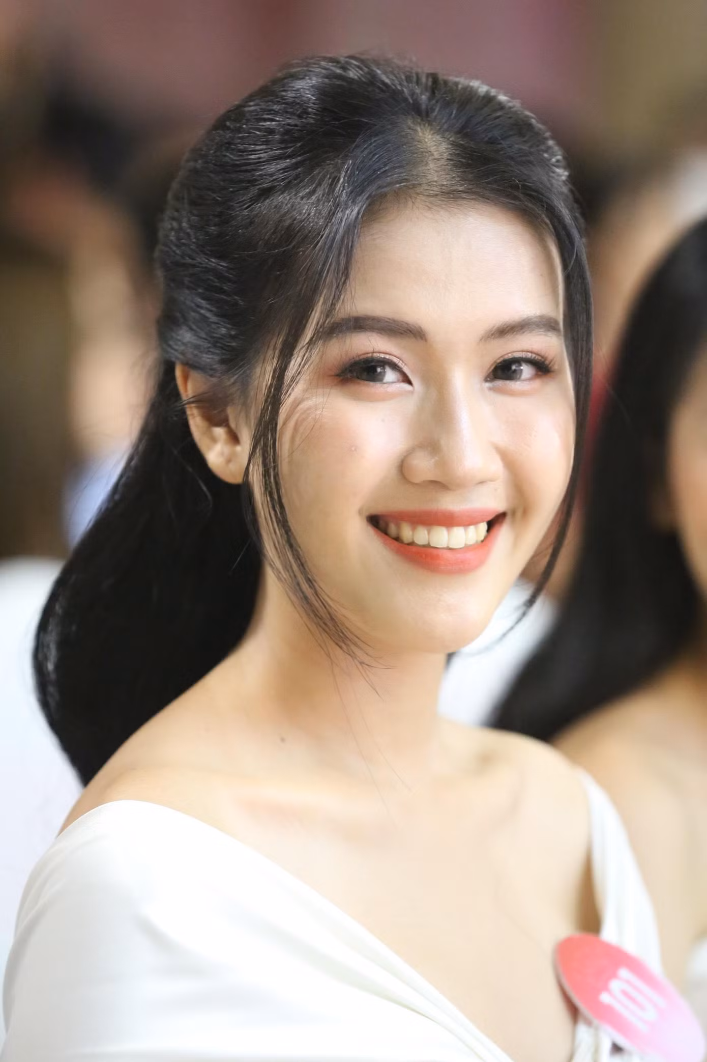 Thí sinh Lê Nguyễn Ngọc Hằng và Phạm Thị Hồng Thắm khoe nét đẹp nhẹ nhàng tại họp báo công bố vương miện Hoa hậu Việt Nam 2022. Cả hai thí sinh đều có kinh nghiệm chinh chiến tại Miss World Vietnam 2022.