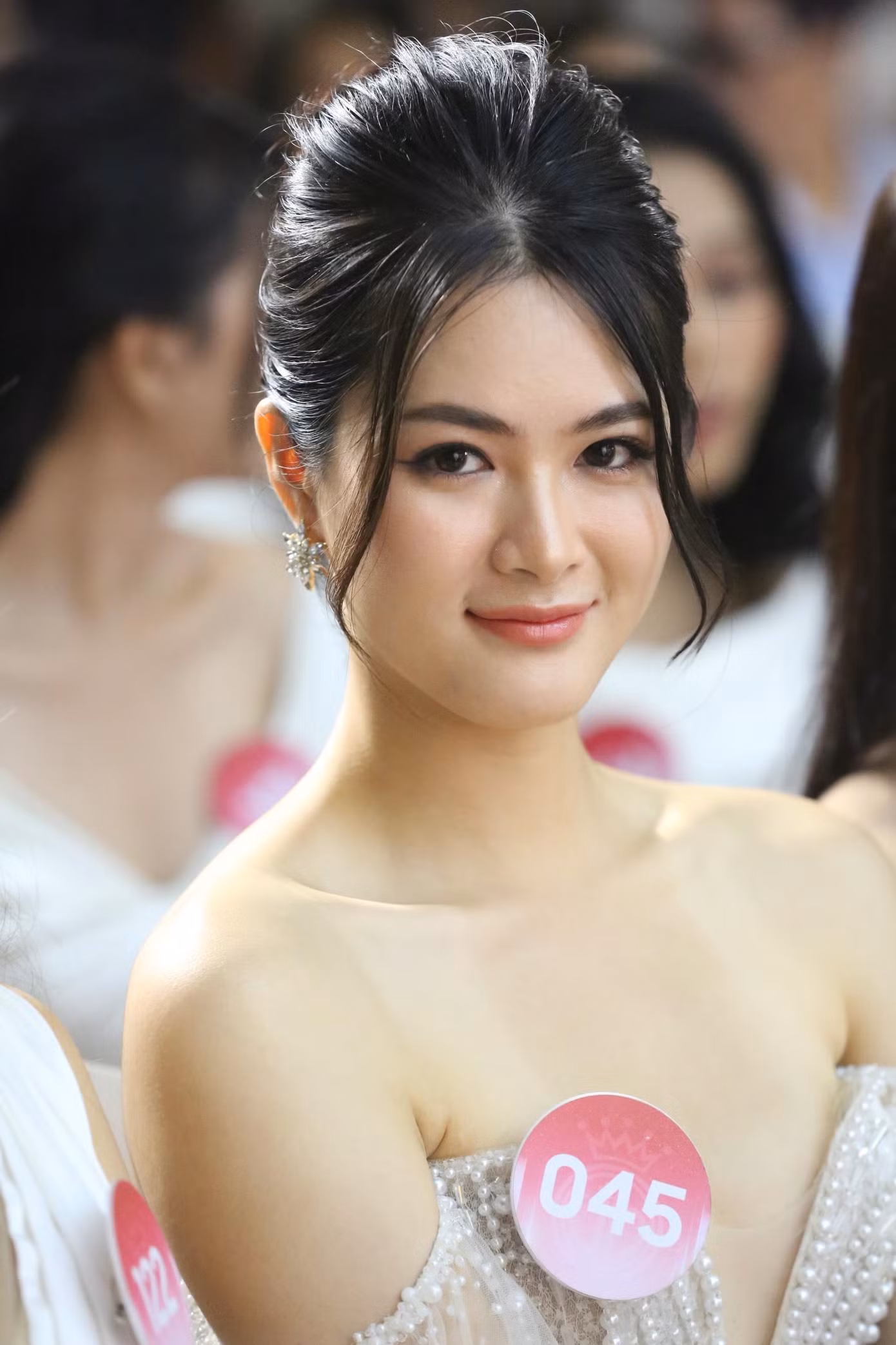 Nguyễn Ngọc Mai chọn màu môi đậm để làm nổi bật trang phục. Trong khi đó, thí sinh Hoài Ngọc diện đầm hở vai để tôn lên vẻ nữ tính.