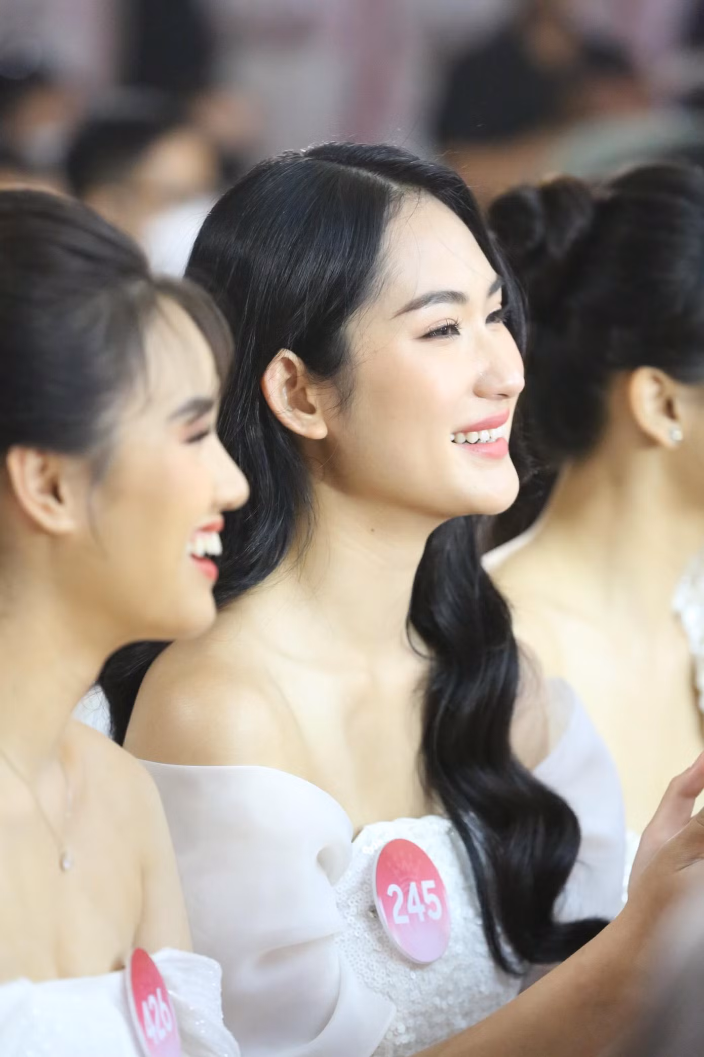 Góc nghiêng của hai thí sinh đến từ Đại học Kinh tế Quốc dân Hà Nội Nguyễn Lê Nhật Quỳnh và Phan Phương Oanh.
