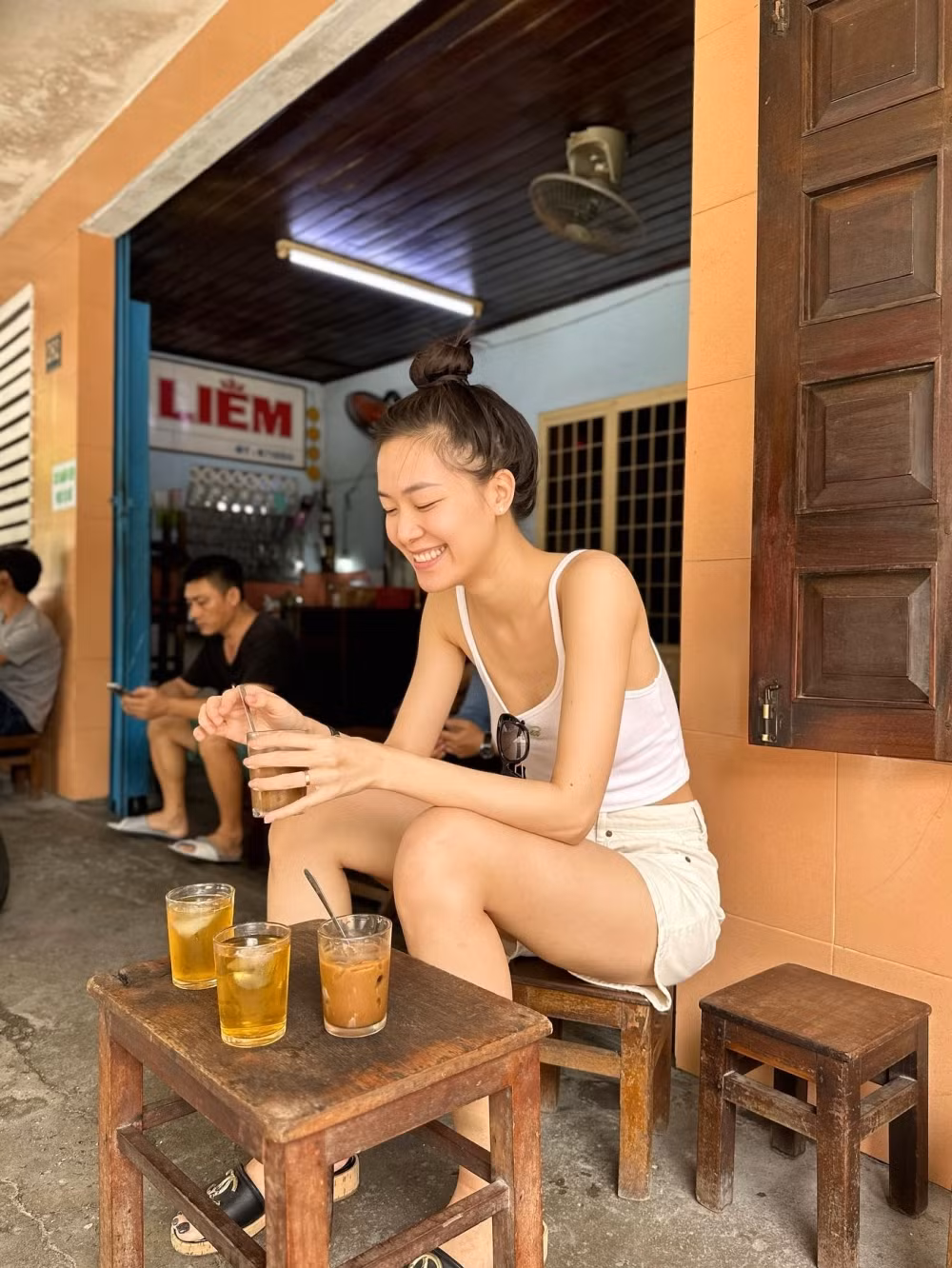 Khoảnh khắc Hoa hậu Việt Nam 2008 nghỉ ngơi, thưởng thức cà phê với chỗ ngồi truyền thống, "nhâm nhi" cốc trà đá tại quê nhà.