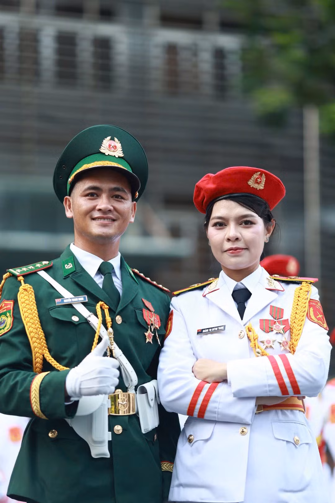Khoảnh khắc sĩ quan thuộc lực lượng Bộ đội Biên phòng chung khung hình cùng nữ sĩ quan Khối Quân nhạc.