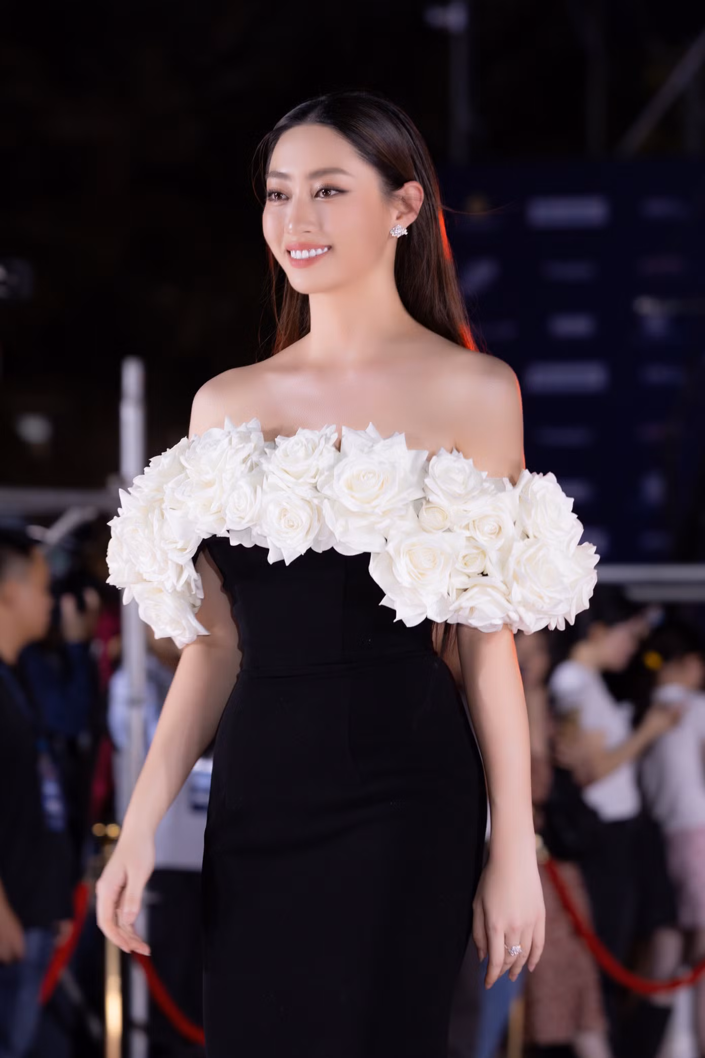Trong khi đó, Lương Thùy Linh gây ấn tượng với váy dài với điểm nhấn ở phần vây áo. Thiết kế tôn dáng giúp cô khoe chiều cao nổi bật 1,8 m.