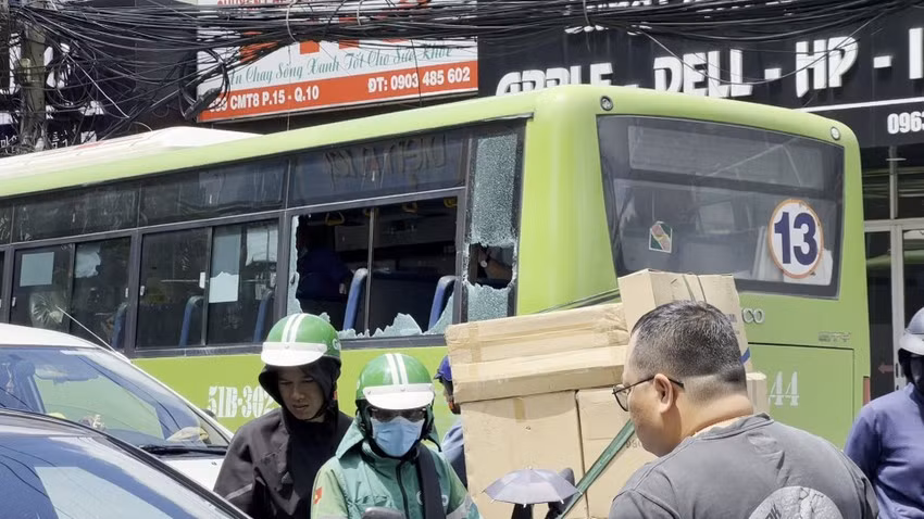 Kính xe buýt khác bị tông hư bể khi va chạm.