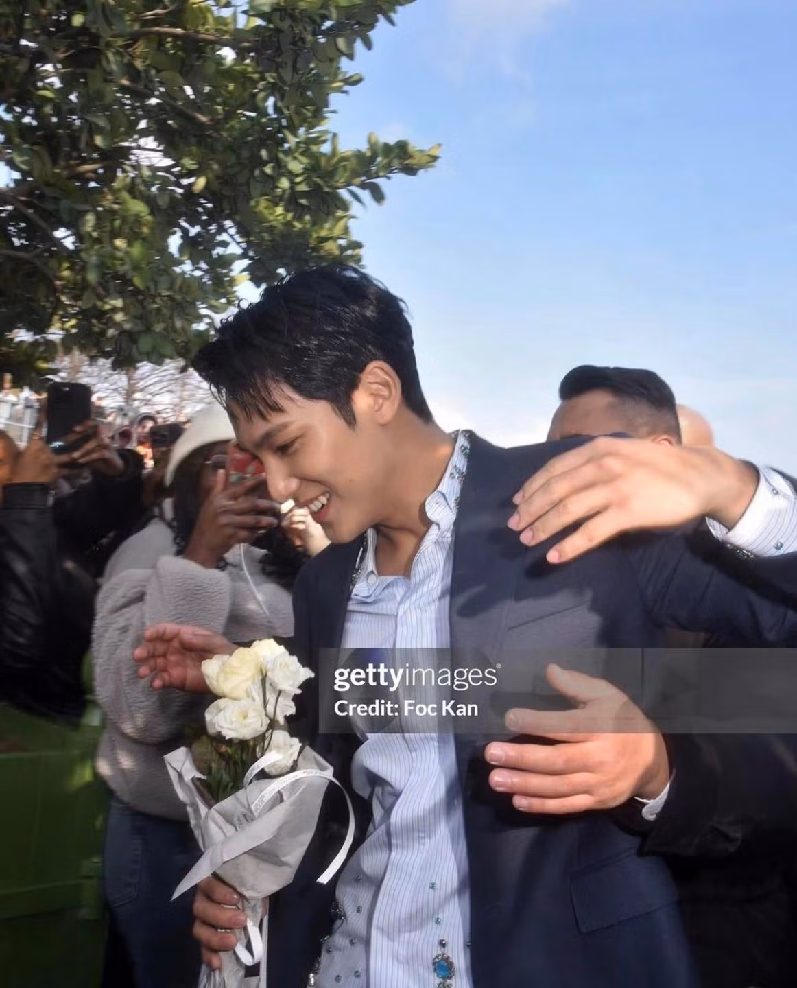 Ngày 26/2 , Mingyu dự show Dior thuộc Tuần lễ thời trang Paris, Pháp. Khoảnh khắc nam ca sĩ cầm hoa sau show viral. Thành viên nhóm Seventeen được người hâm mộ "bao vây", đòi lấy hoa và nhận làm chồng. Trên mạng xã hội, người hâm mộ nữ liên tục bình luận đòi nhận chồng.