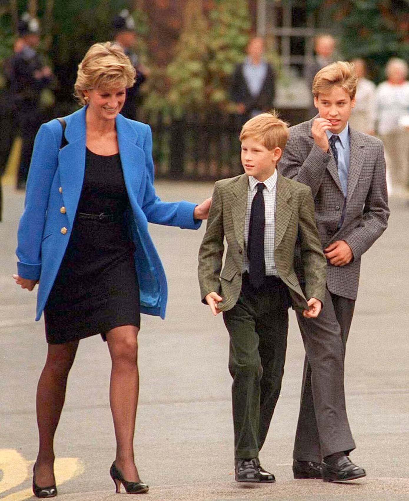 Ảnh thuở bé của William và Harry bên Công nương Diana.