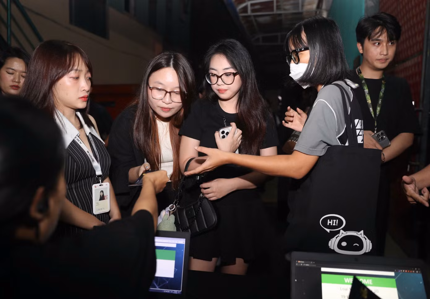 Quá trình check-in diễn ra từ đến khoảng gần 19h. Khán giả vào sân khấu ổn định, chuẩn bị cho chung kết diễn ra từ 20h.