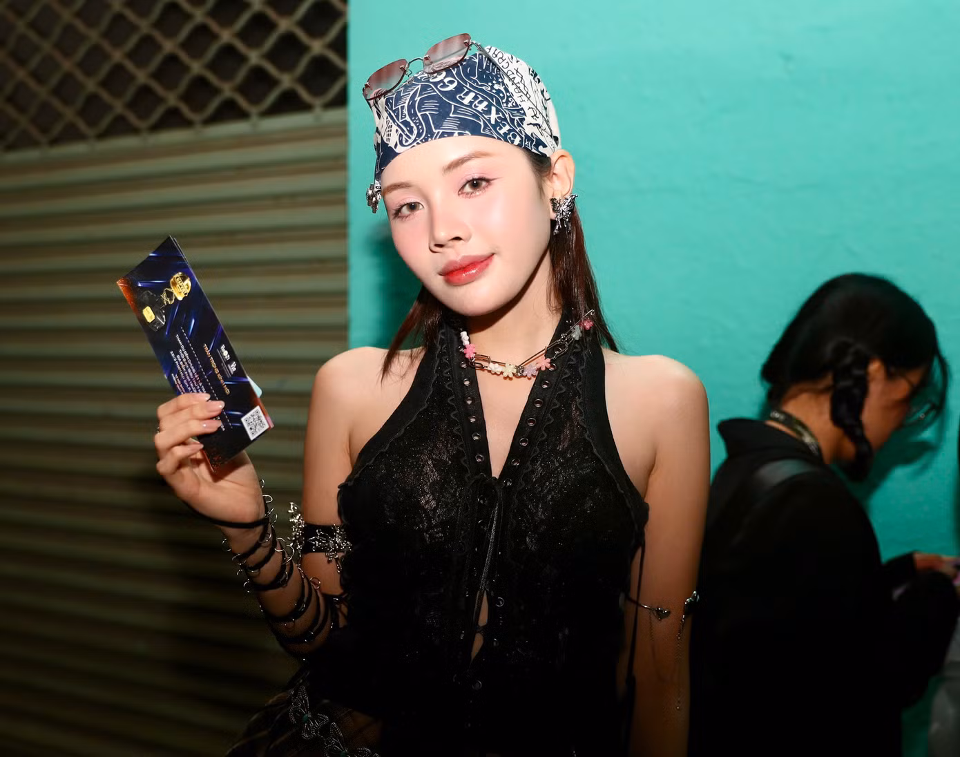 Một khán giả mặc phong cách hip hop khi đến ủng hộ 7 thí sinh và các huấn luyện viên. Đội hình sau cùng tại chung kết Rap Việt gồm Coolkid, DANMY, MANBO, GILL, 7dnight, Saabirose và Hustlang Robber.