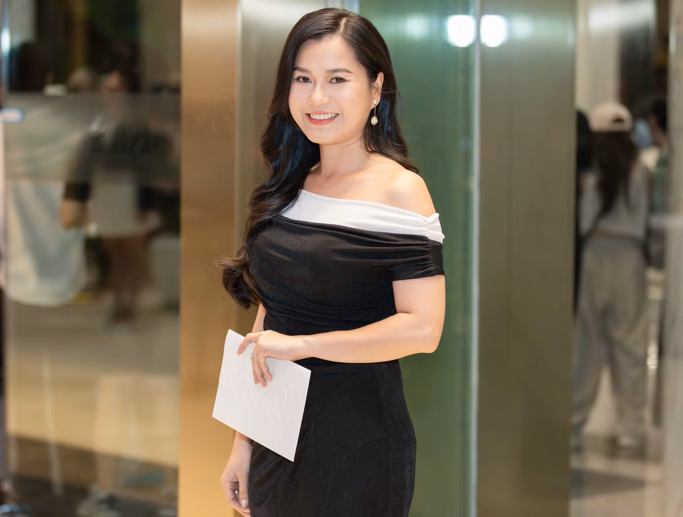 Lâm Vỹ Dạ mặc thanh lịch đến ăn cưới Midu. Cô trang điểm nhẹ, chọn thiết kế vai trễ làm điểm nhấn.