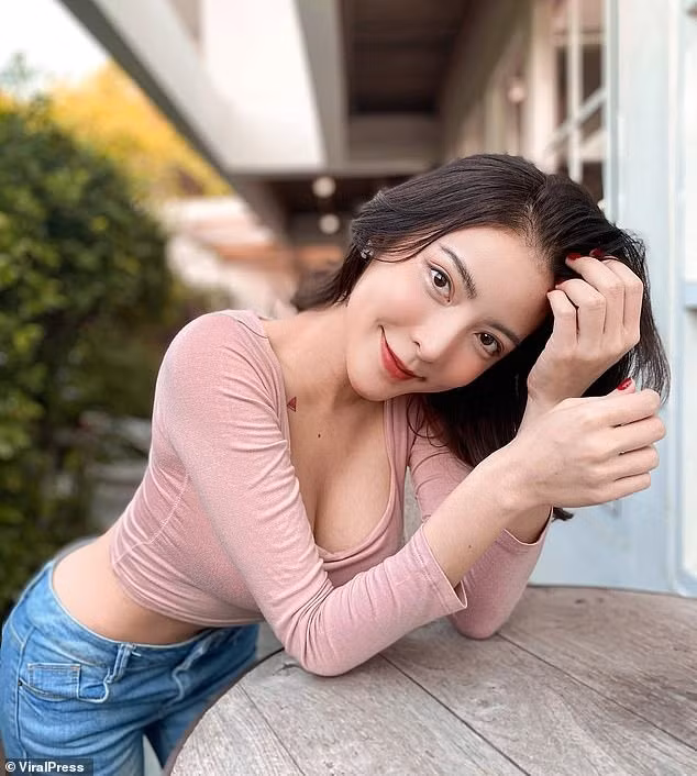 Người mẫu Natthamon trước khi bị bắt.