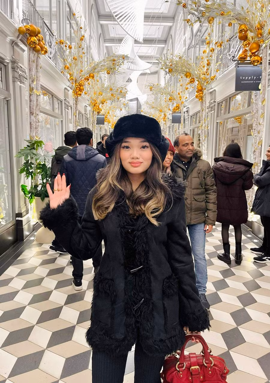 Ở tuổi 18, Jennifer Ngô chú ý vào phong cách ăn mặc. Trong ảnh, Jennifer diện trang phục allblack ấn tượng trong một lần du lịch nước ngoài. Ở tuổi 18, Jennifer Ngô chú ý vào phong cách ăn mặc. Trong ảnh, Jennifer diện trang phục allblack ấn tượng trong một lần du lịch nước ngoài.