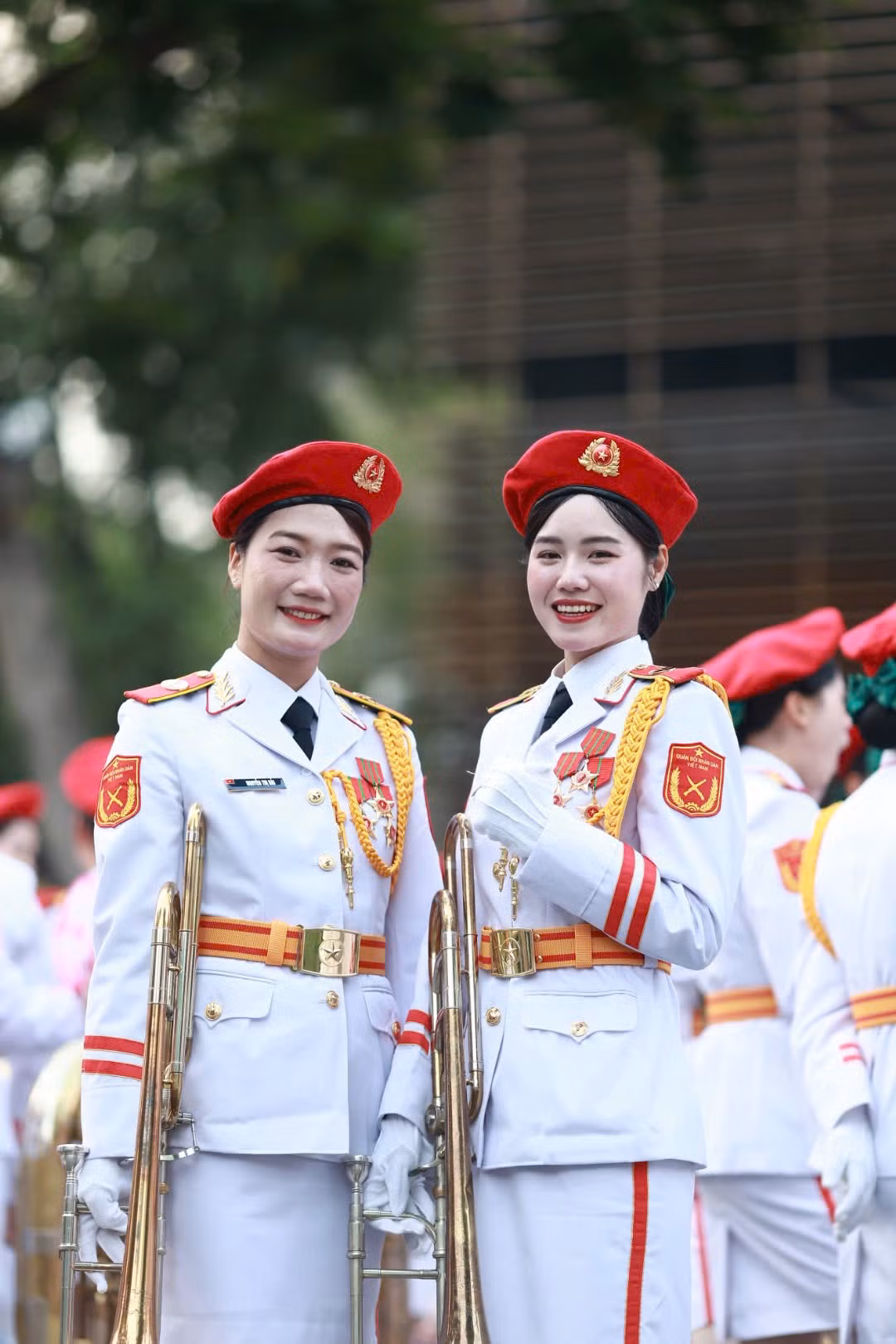 Khối nữ Quân nhạc có nhiệm vụ mở màn diễu binh với âm thanh hùng tráng, ngân vang. Hai nữ chiến sĩ giữ nụ cười tươi trước ống kính trước khi bước vào chương trình chính của đại lễ kỷ niệm 50 năm Ngày Giải phóng miền Nam, thống nhất đất nước (30/4/1975-30/4/2025).