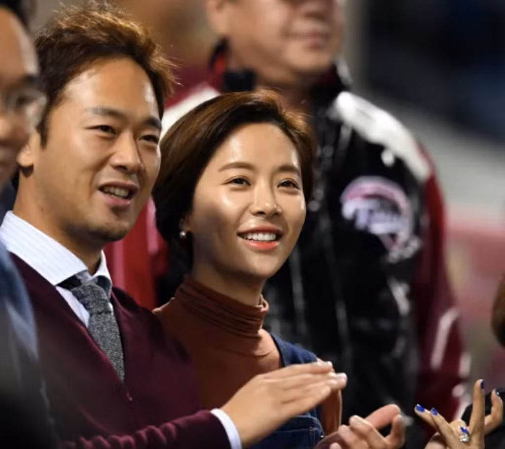 Cuối tháng 3, Hwang Jung Eum tiếp tục khiến khán giả chú ý khi đá đểu đại gia ngành thép trong show hài nổi tiếng phát sóng trực tiếp. Câu nói "Tôi có gu chọn dự án nhưng lại không có mắt nhìn đàn ông. Tôi đã sẵn sàng ly hôn" khiến khán giả trường quay bật cười, sau đó vỗ tay ủng hộ. Chủ đề Hwang Jung Eum đá xéo chồng cũ cũng viral trên mạng xã hội.