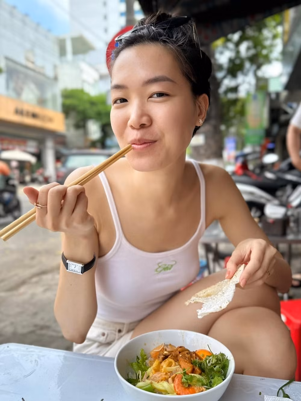 Trong loạt ảnh đăng trên trang cá nhân, hoa hậu sinh năm 1990 tự tin khoe gương mặt mộc, ít son phấn.