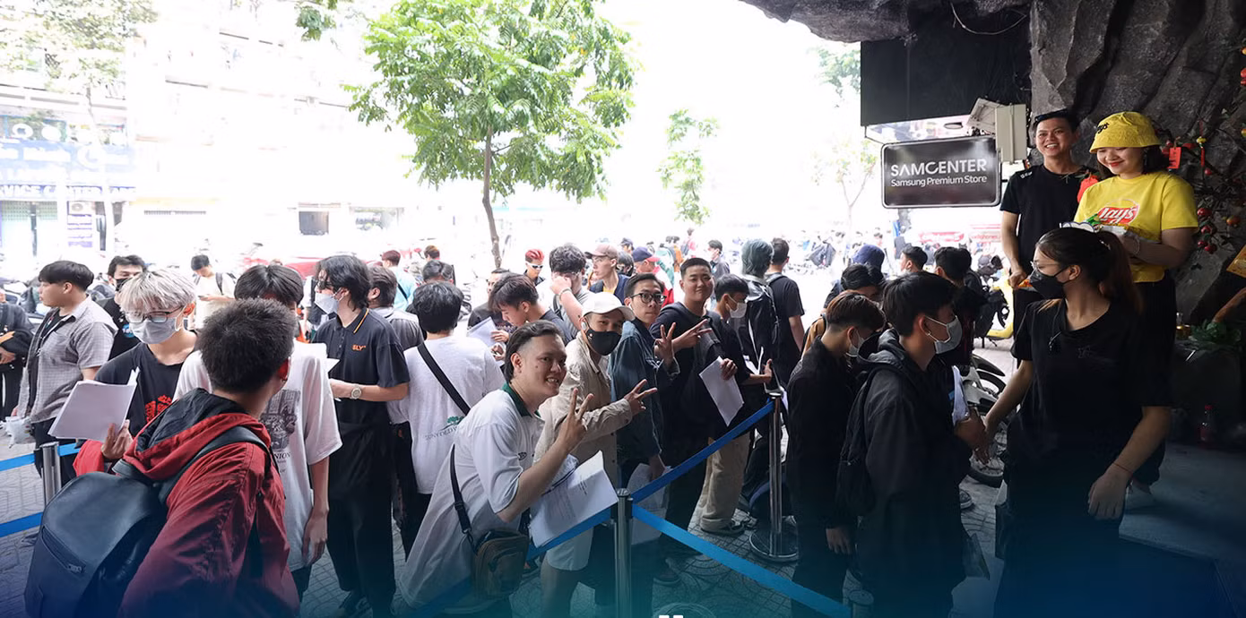 Thí sinh xếp hàng chờ đến lượt tham gia casting.