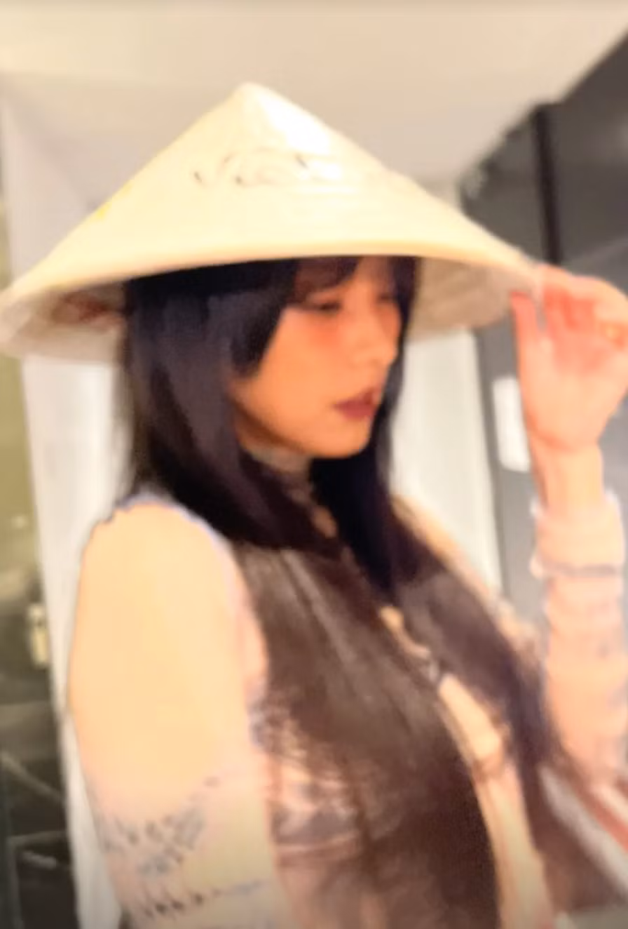 Lee Hyori và dàn vũ công đội nón lá sau khi kết thúc chương trình. Cô đồng thời gửi lời cảm ơn đến khán giả và người hâm mộ Việt.