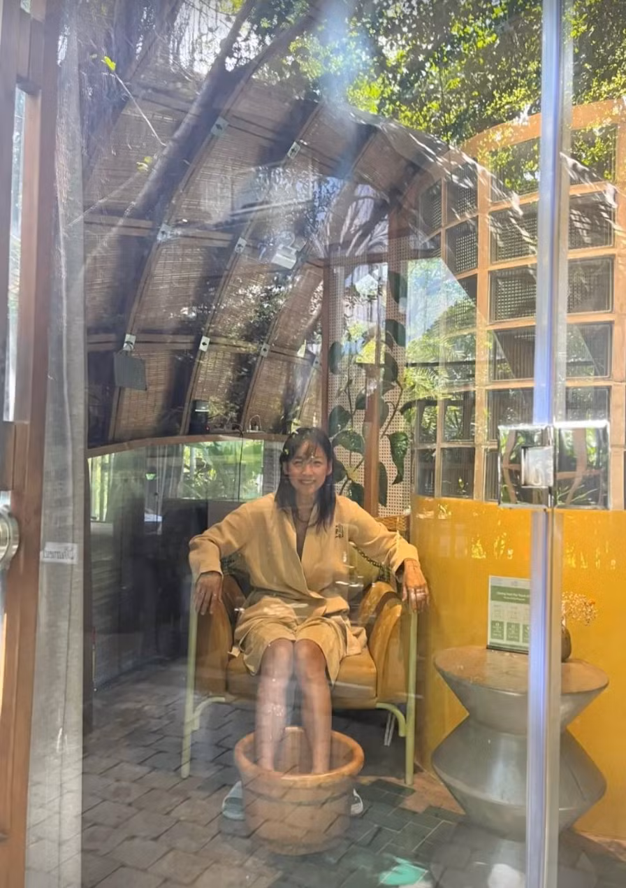Lúc không lên sân khấu, ngôi sao 44 tuổi hạn chế trang điểm. Cô thường mặc giản dị khi ra ngoài. Loạt ảnh du lịch Việt Nam được Lee Hyori đăng lên trang cá nhân khiến nhiều người không nhận ra hình ảnh nữ hoàng gợi cảm trên sân khấu.
