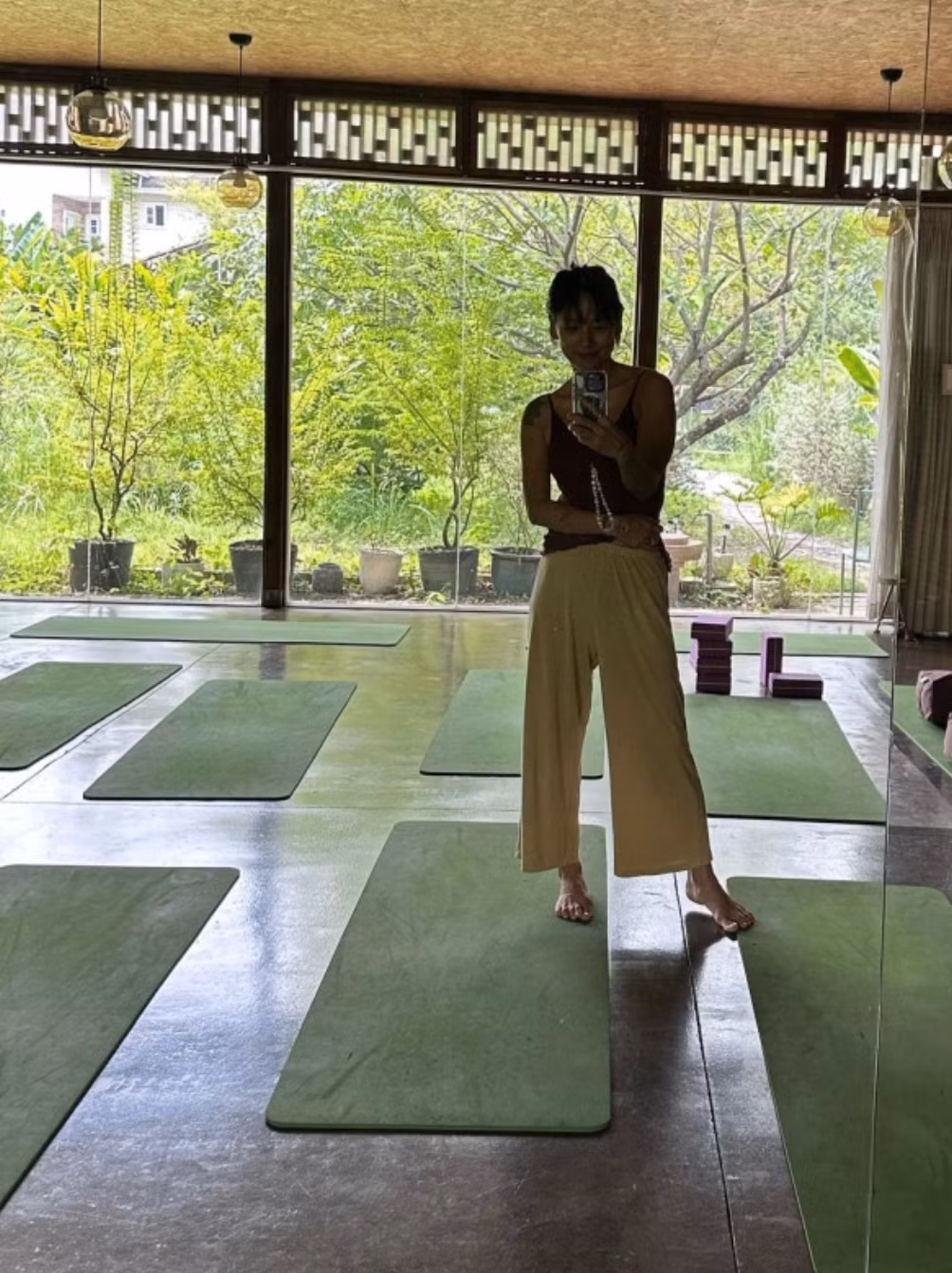 Hai ngày sang Việt Nam, Lee Hyori vẫn chăm chỉ tập yoga. Trả lời truyền thông Hàn, nữ ca sĩ nói cô giữ được cơ thể thon gọn ở độ tuổi U50 nhờ tập yoga đều đặn mỗi ngày, vào lúc 5h sáng.