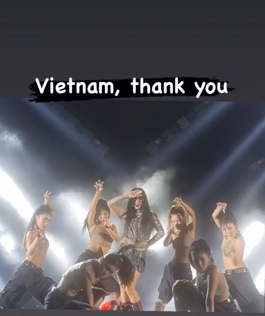 Khi lên sân khấu tối 5/11, Lee Hyori thay đổi hoàn toàn. Trong đêm nhạc, nữ ca sĩ thể hiện bản hit làm nên tên tuổi là 10 Minutes. Đây là bản hit gắn với nhiều thế hệ 8X, 9X.