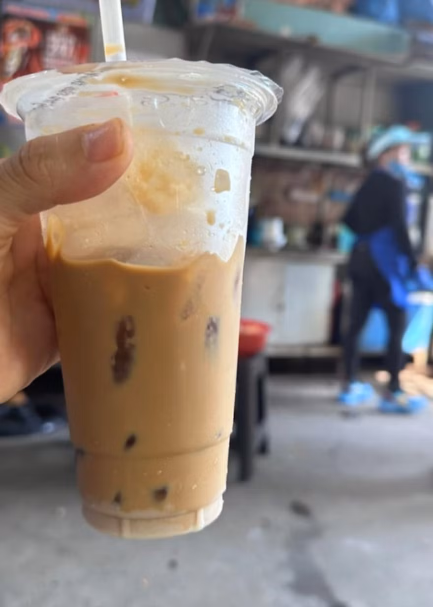 Khi đến Việt Nam, nữ ca sĩ chọn thử cà phê lề đường và ẩm thực vỉa hè.