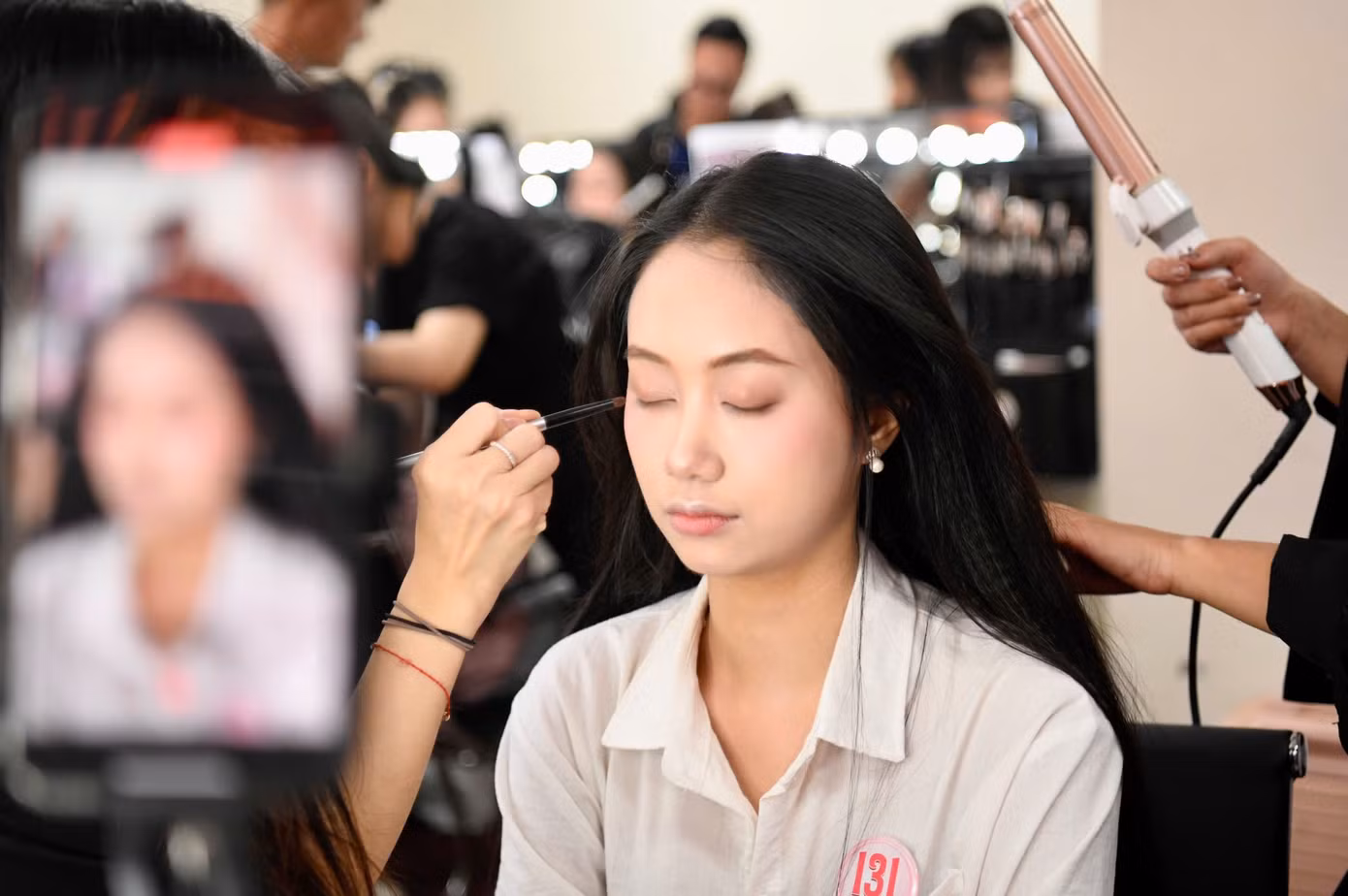 Mai Phương cho biết cô được ê-kíp trang điểm và làm tóc kỹ lưỡng. Cô hài lòng với gương mặt và phong cách sau hai tiếng make up. "Tôi yêu thích phong cách trong trẻo và được ê-kíp tư vấn layout phù hợp gương mặt. Hiện tại tôi hài lòng, xen lẫn hồi hộp trước khi lên sân khấu. Tôi mong đêm chung khảo diễn ra mãn nhãn đúng với mong đợi của khán giả", Hoa khôi Đại học Dược chia sẻ.