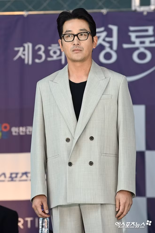 Khoảnh khắc nghiêm túc của tài tử Ha Jung Woo tại sự kiện.