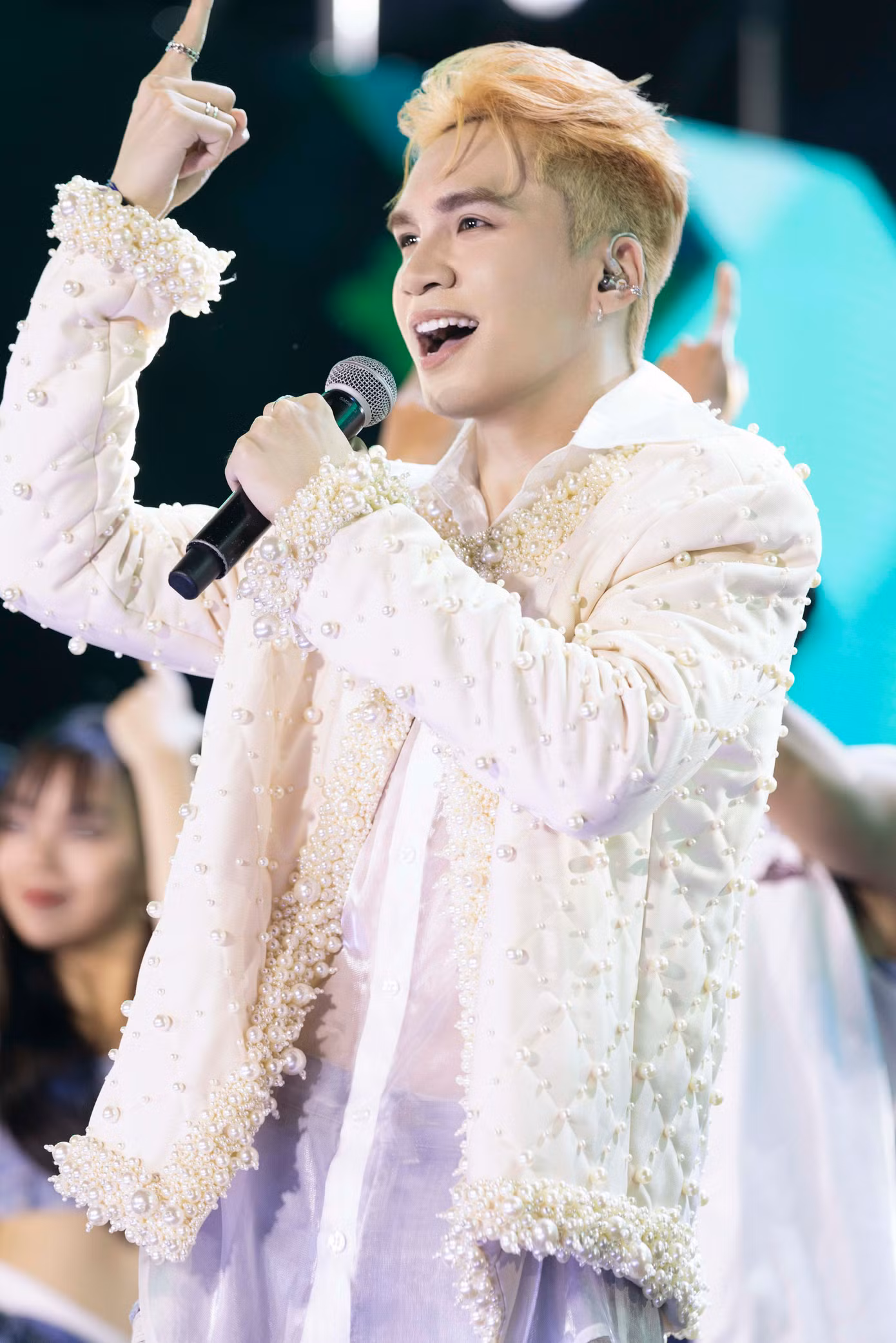 Tại concert tối 29/9, Ryan thể hiện ca khúc Tình yêu phi thường. Nam ca sĩ khuấy động sân khấu với ca khúc mang vũ điệu sôi động.