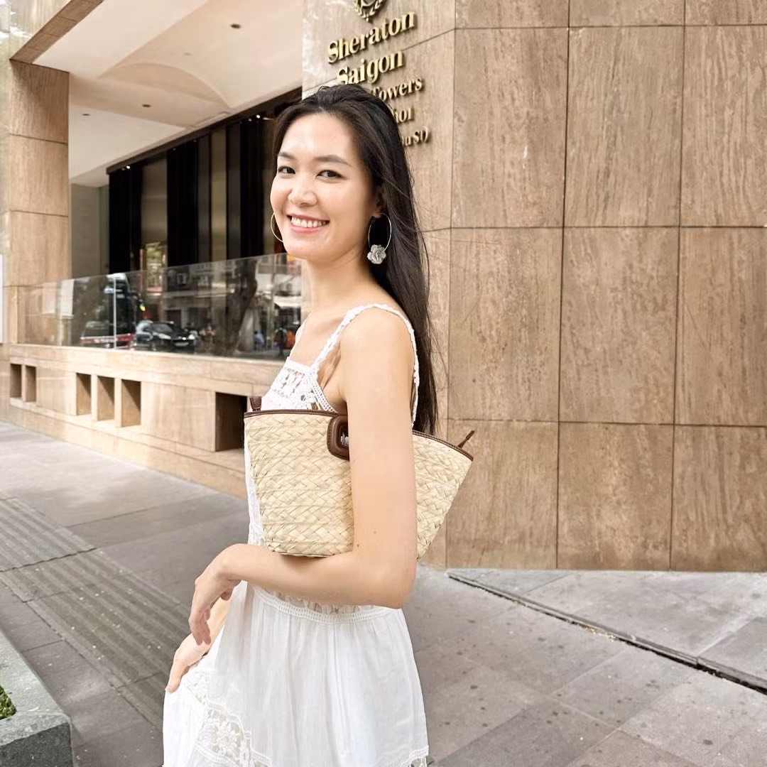 Người đẹp thường diện đầm ren nữ tính mỗi khi xuống phố. Cô ít trang điểm, sử dụng màu son nhẹ, kẻ mày để tôn lên gương mặt tự nhiên.