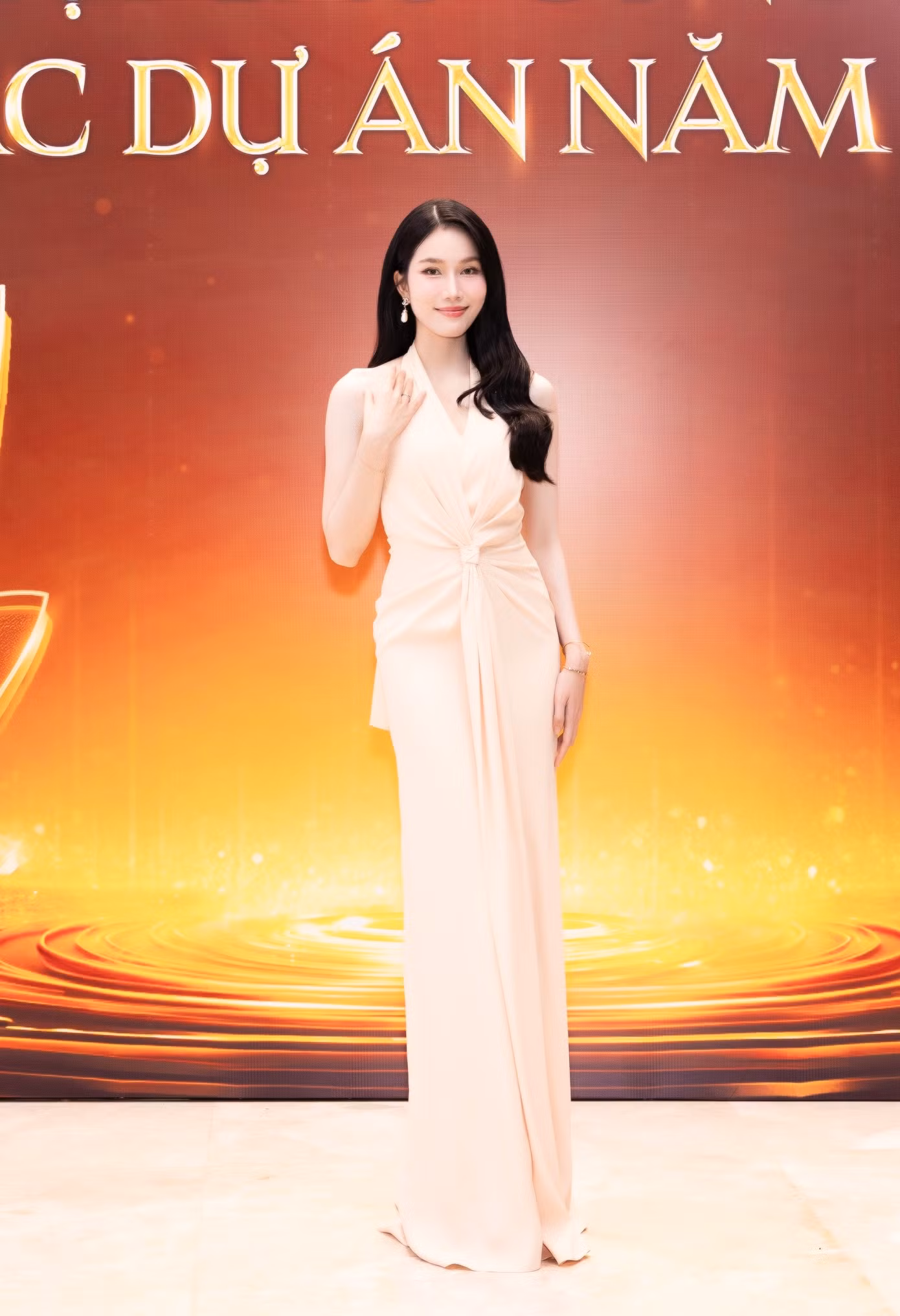 Á hậu Phương Anh diện thiết kế trắng kem dáng dài với chi tiết thắt eo hiệu ứng 3D, điểm nhấn là cổ V thanh lịch. Khán giả nhận xét thiết kế không có quá nhiều điểm cầu kỳ, phù hợp với vẻ đẹp thuần khiết và tri thức của Á hậu Việt Nam 2020.