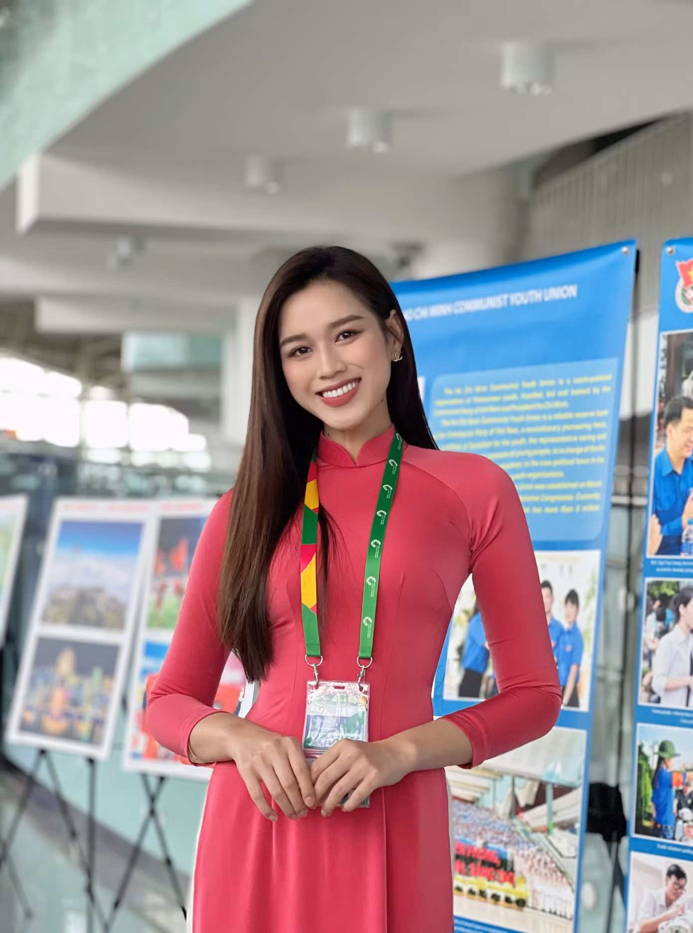 Ngày 4/3, Đỗ Thị Hà dự triển lãm Việt Nam - Đất nước và con người diễn ra trong khuôn khổ Liên hoan Thanh niên Thế giới 2024. Hoa hậu diện áo dài hồng, rạng rỡ với kiểu tóc xõa và trang điểm đơn giản. Chia sẻ hình ảnh trong tà áo dài Việt Nam, Đỗ Thị Hà tiếp tục nhận về sự quan tâm từ người hâm mộ.