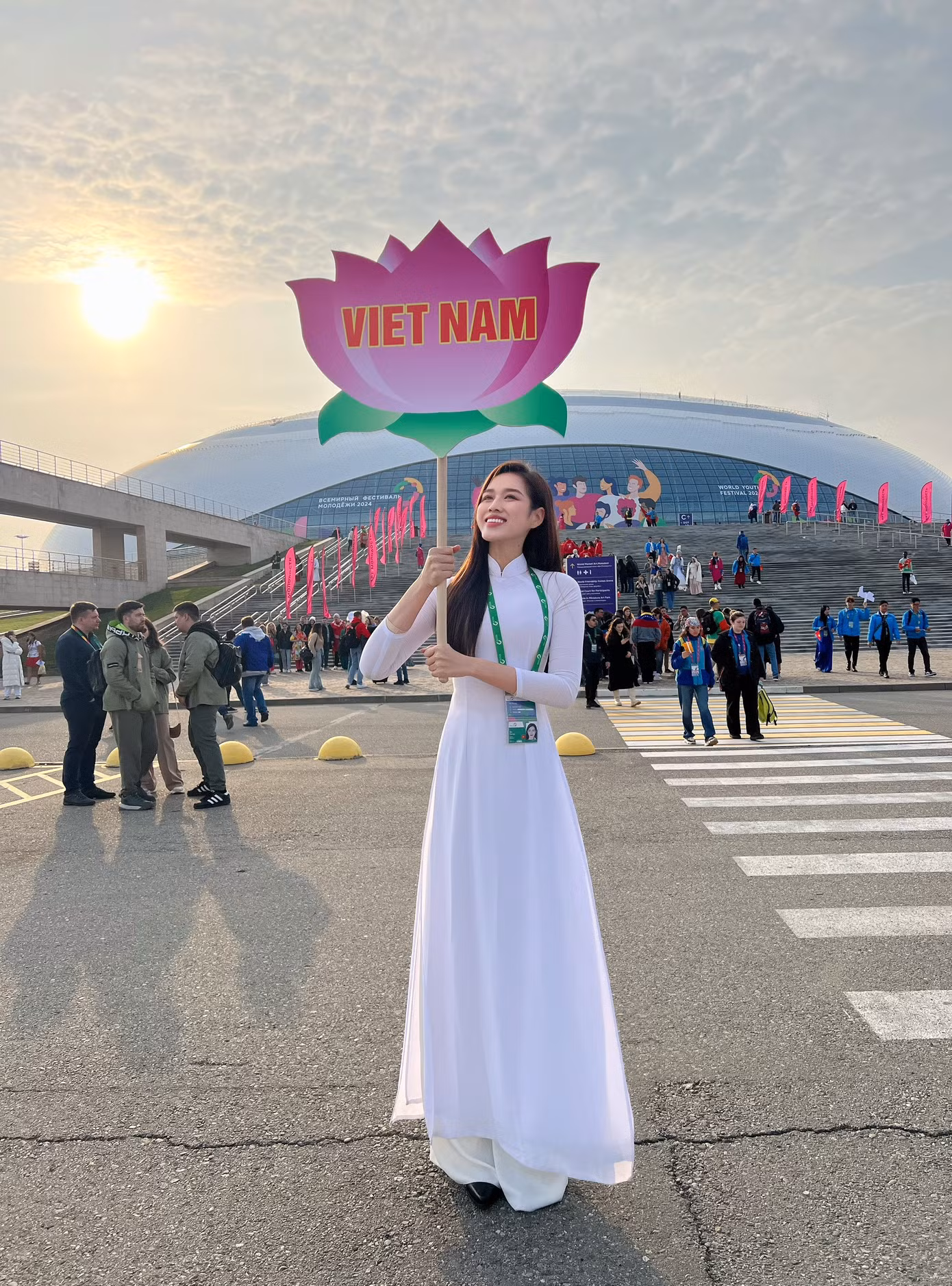 Trong sự kiện diễu hành, Đỗ Thị Hà trong vai trò là người cầm bảng Việt Nam. Trong bộ áo dài truyền thống màu trắng cùng nhan sắc, phong thái tự tin, hoa hậu 23 tuổi nhận về nhiều lời khen tích cực.