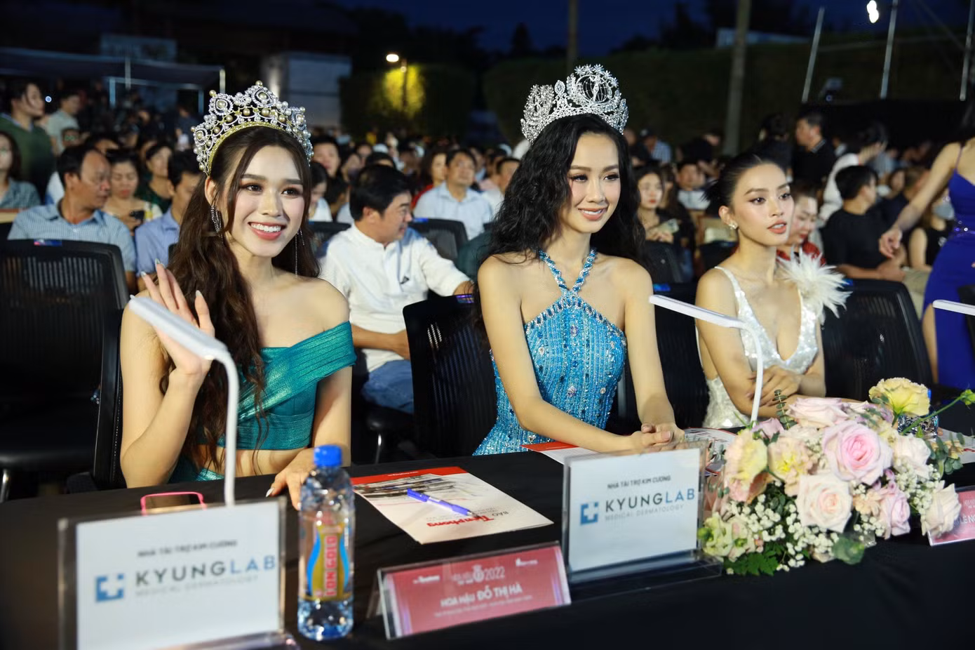Phần thi Người đẹp Biển thuộc khuôn khổ cuộc thi Hoa hậu Việt Nam 2022 diễn ra ngày 17/12. Trước màn trình diễn của thí sinh, khán giả chiêm ngưỡng nhan sắc rạng rỡ của Đỗ Thị Hà, Bảo Ngọc và Tiểu Vy.