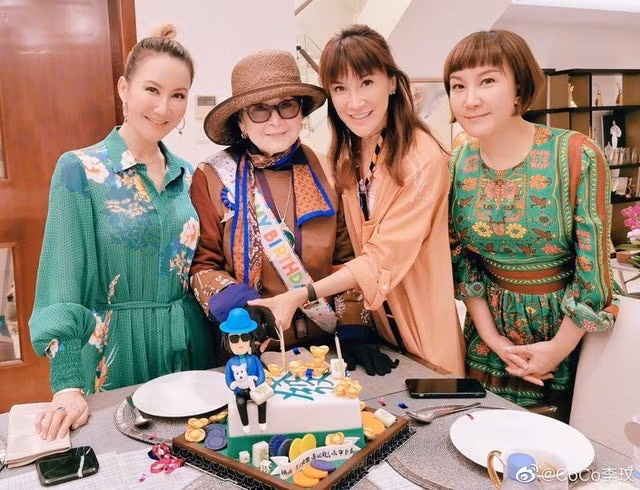 Coco Lee và hai chị gái trong ngày mừng thọ mẹ.