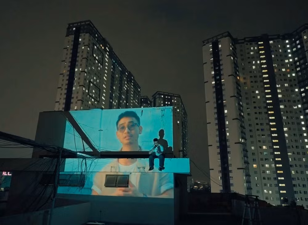 Nằm mơ quê nhà khắc họa sự cô độc của con người giữa lòng thành thị.