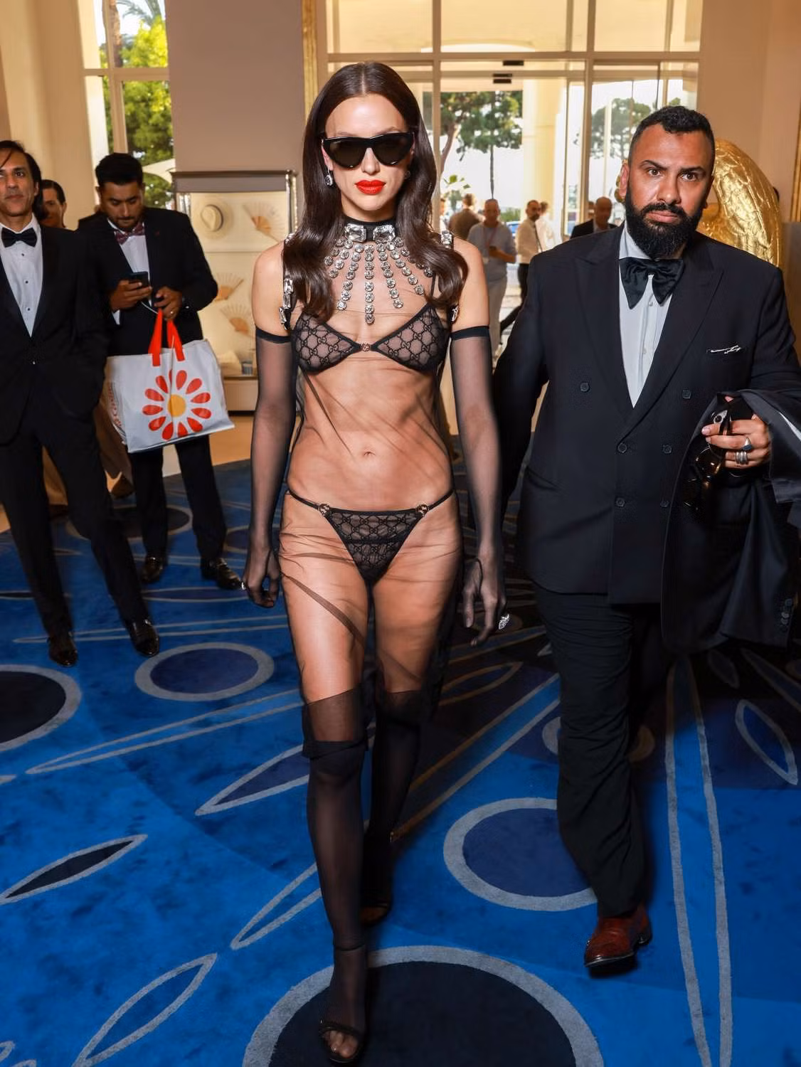 Trang phục gần như khỏa thân của Bella Hadid (hai ảnh trên), thiết kế xuyên thấu của siêu mẫu Irina Shayk và Cindy Kimberly bị cấm hoàn toàn tại LHP Cannes.